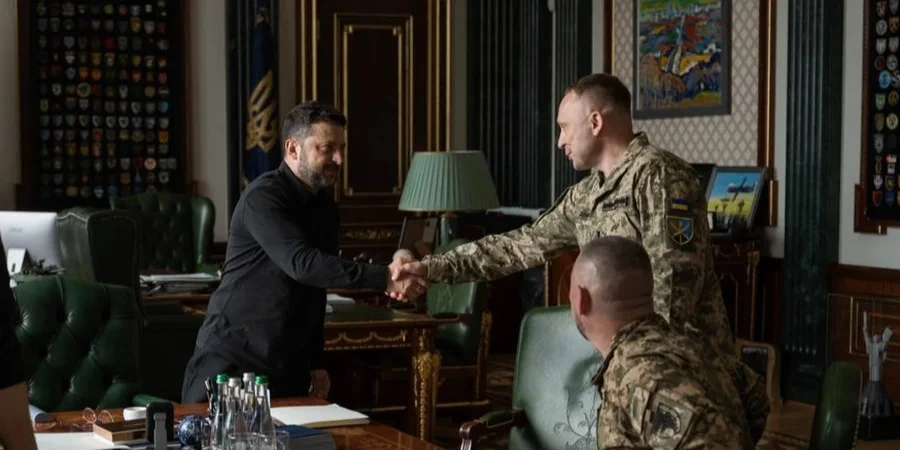 El presidente Volodimir Zelensky junto al comando militar ucraniano