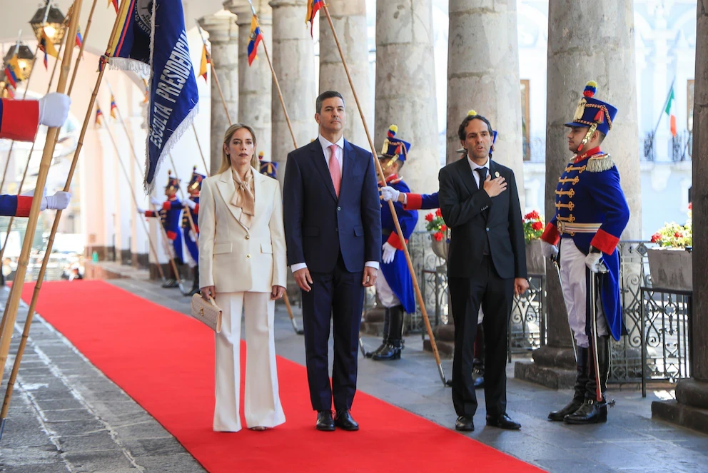 El presidente Santiago Peña y su esposa en Ecuador