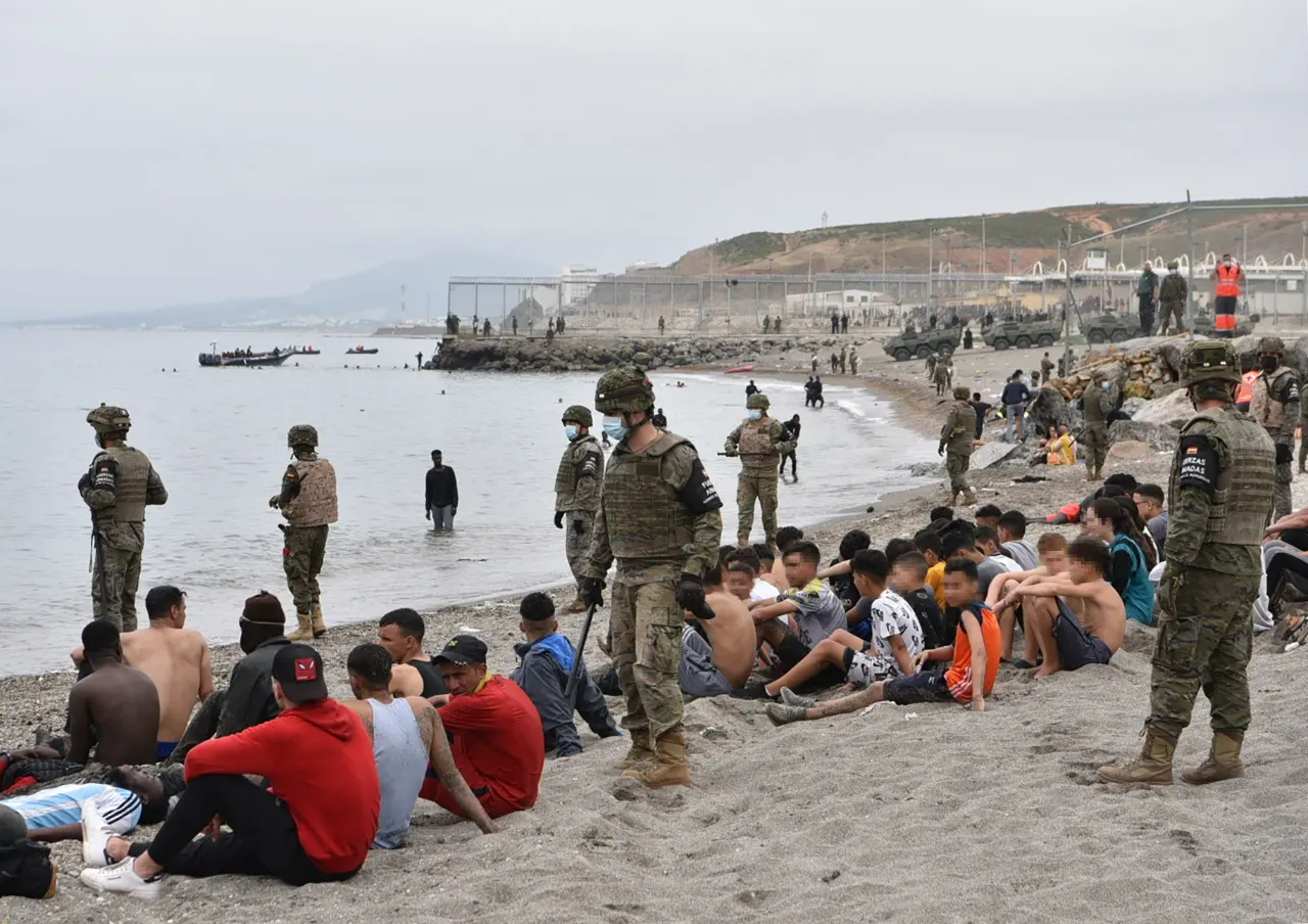 Soldados españoles con inmigrante ilegales en Ceuta