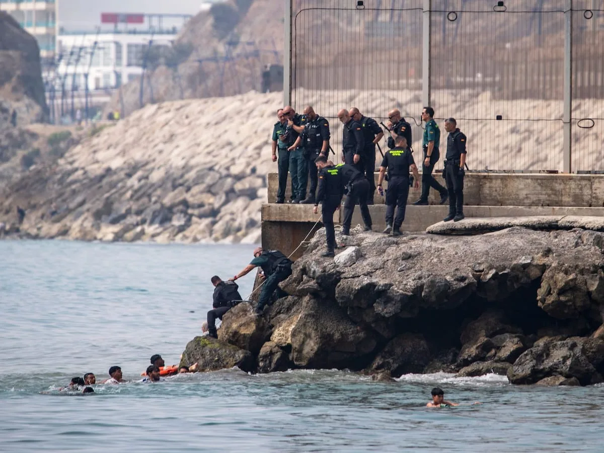 Policías de Ceuta en la frontera con Marruecos