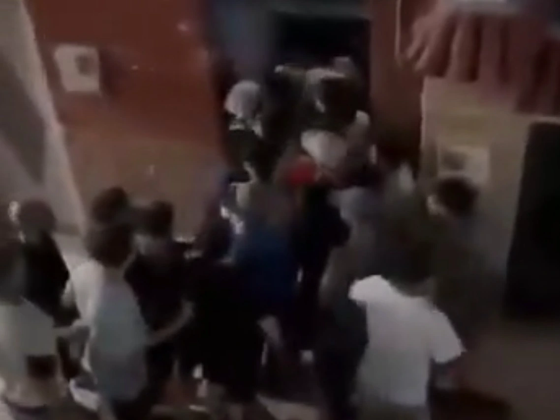 Inmigrantes ilegales entrando a una casa en Ceuta