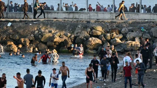 Inmigrantes ilegales entrando a Ceuta