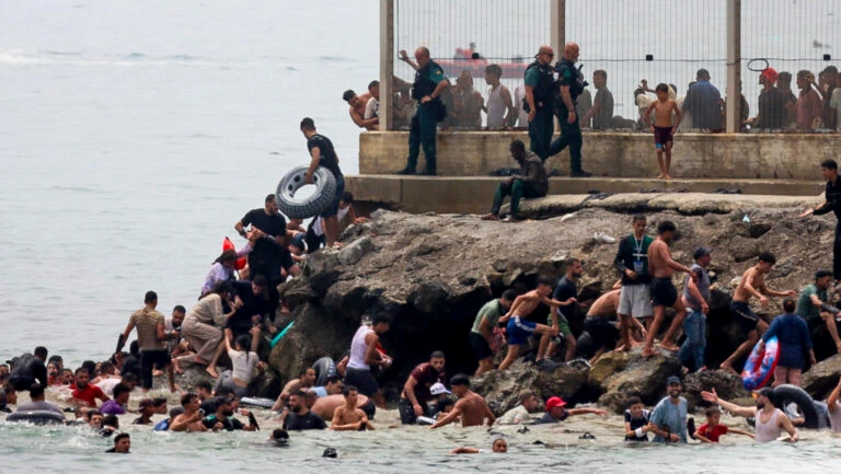 Inmigrantes ilegales entrando a Ceuta