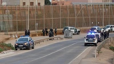 Policías en la frontera de Melilla con Marruecos