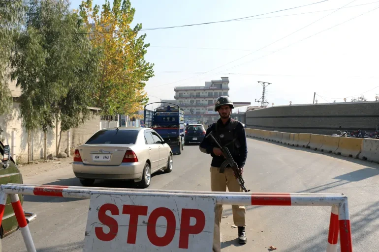 Un oficial pakistaní haciendo guardia frente a los atentados terroristas