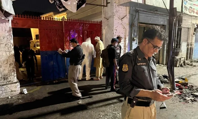 Policías pakistaníes inspeccionando la zona del atentado terrorista