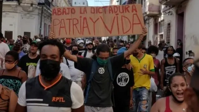 Cubanos manifestándose contra la dictadura cubana
