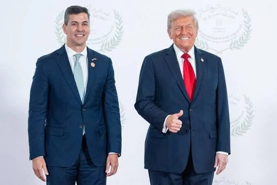 Santiago Peña junto al presidente Donald Trump