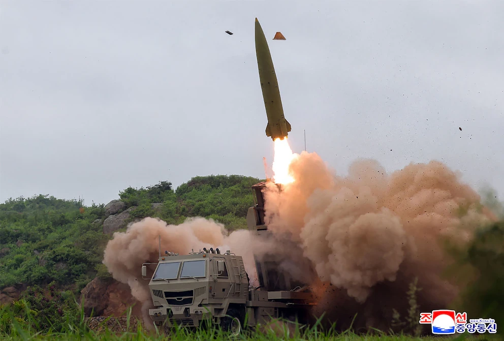 Un camino transportando un misil balístico de Corea del Norte