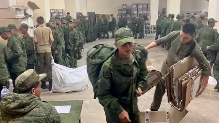 Soldados norcoreanos recibiendo equipamiento en Rusia