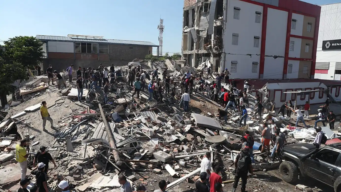 Colombianos en los escombros causados por el terremoto