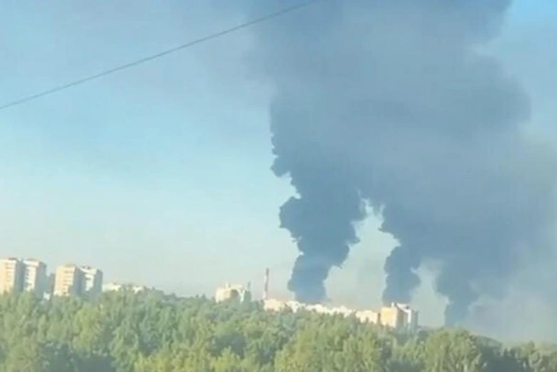 Ucrania volvió a atacar una refinería rusa ubicada a más de mil kilómetros de Moscú