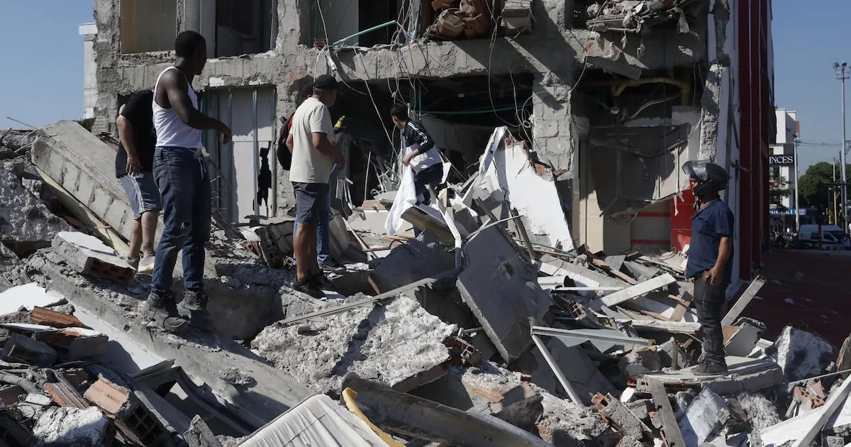 Colombianos en los escombros causados por el terremoto