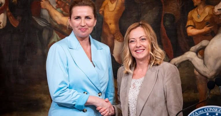 La primer ministra danesa Mette Frederiksen junto a la primer ministra italiana Giorgia Meloni