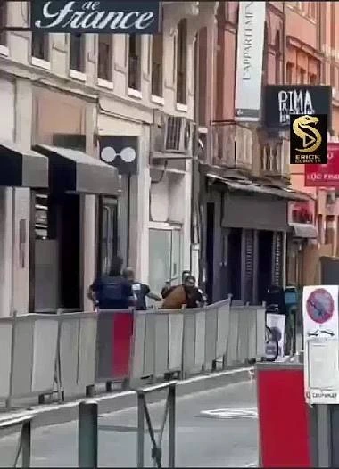 El atacante terrorista siendo arrestado