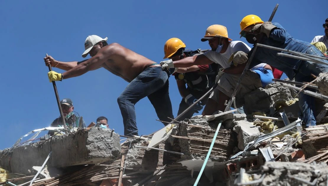 Rescatistas colombianos entre los escombros