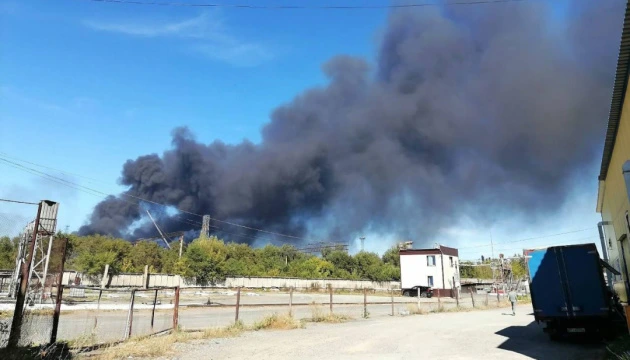 Parte de la refinería de Orsk después del ataque