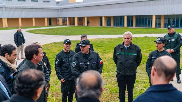 El presidente José Antonio Kast junto a los oficiales de la carcel La Laguna