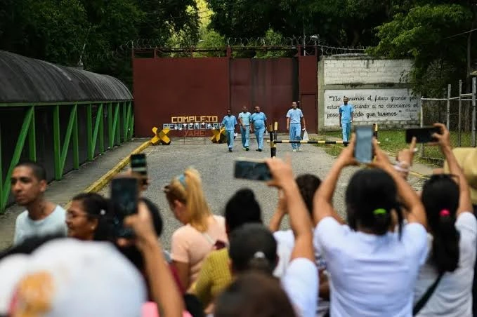 Presos políticos venezolanos siendo liberados