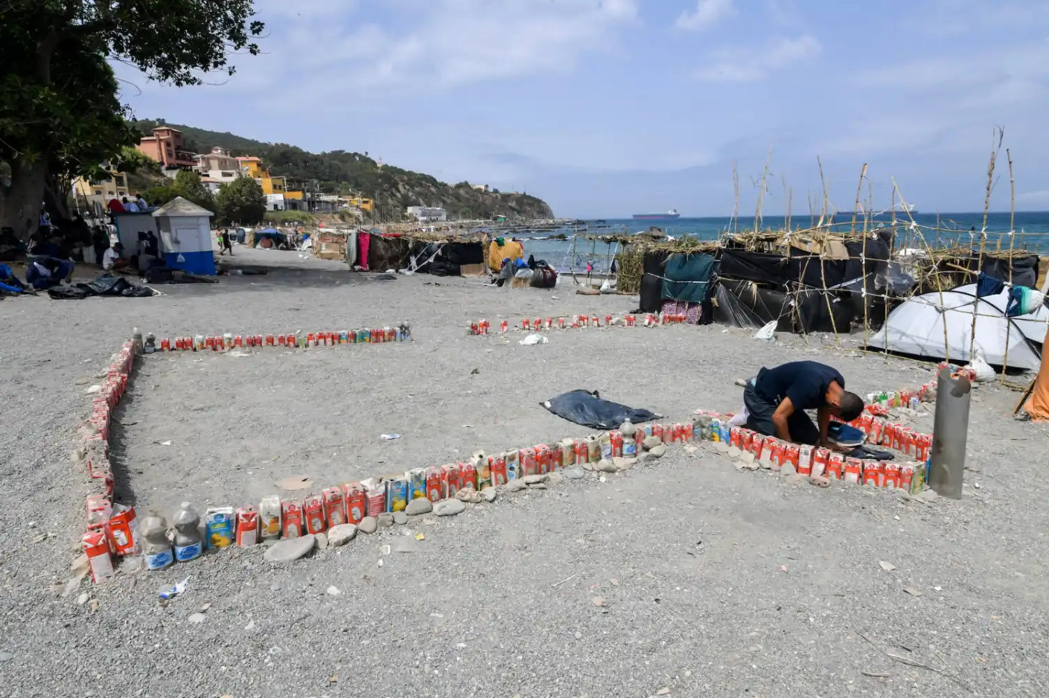 Inmigrantes ilegales marroquíes levantaron una mezquita improvisada en una playa de Ceuta
