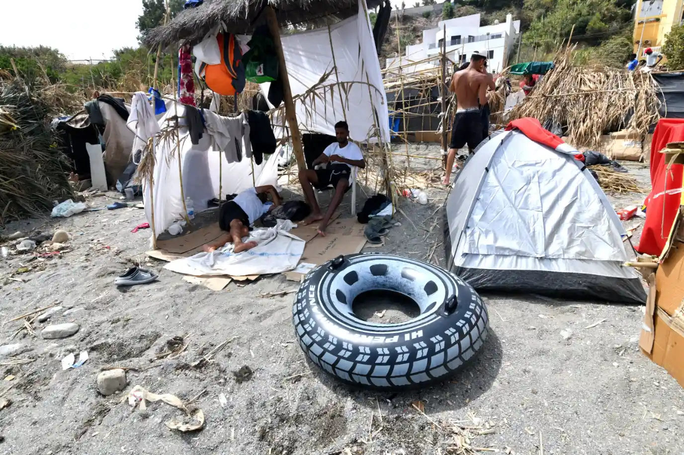Miles de españoles exigieron la expulsión de la Cruz Roja de Ceuta por ayudar a los inmigrantes ilegales