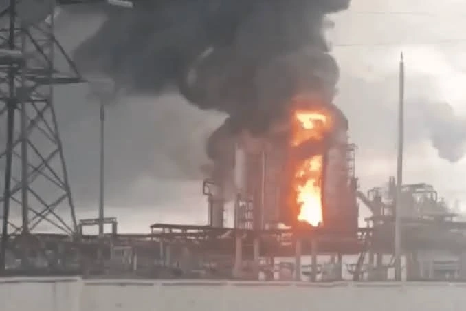 La refinería rusa Lukoil-Permnefteorgsintez después del ataque ucraniano
