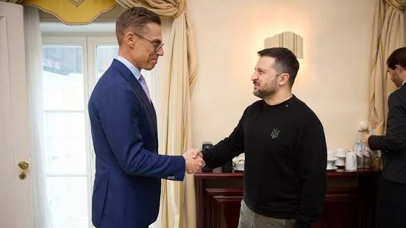 El presidente finlandés Alexander Stubb junto a Volodimir Zelensky