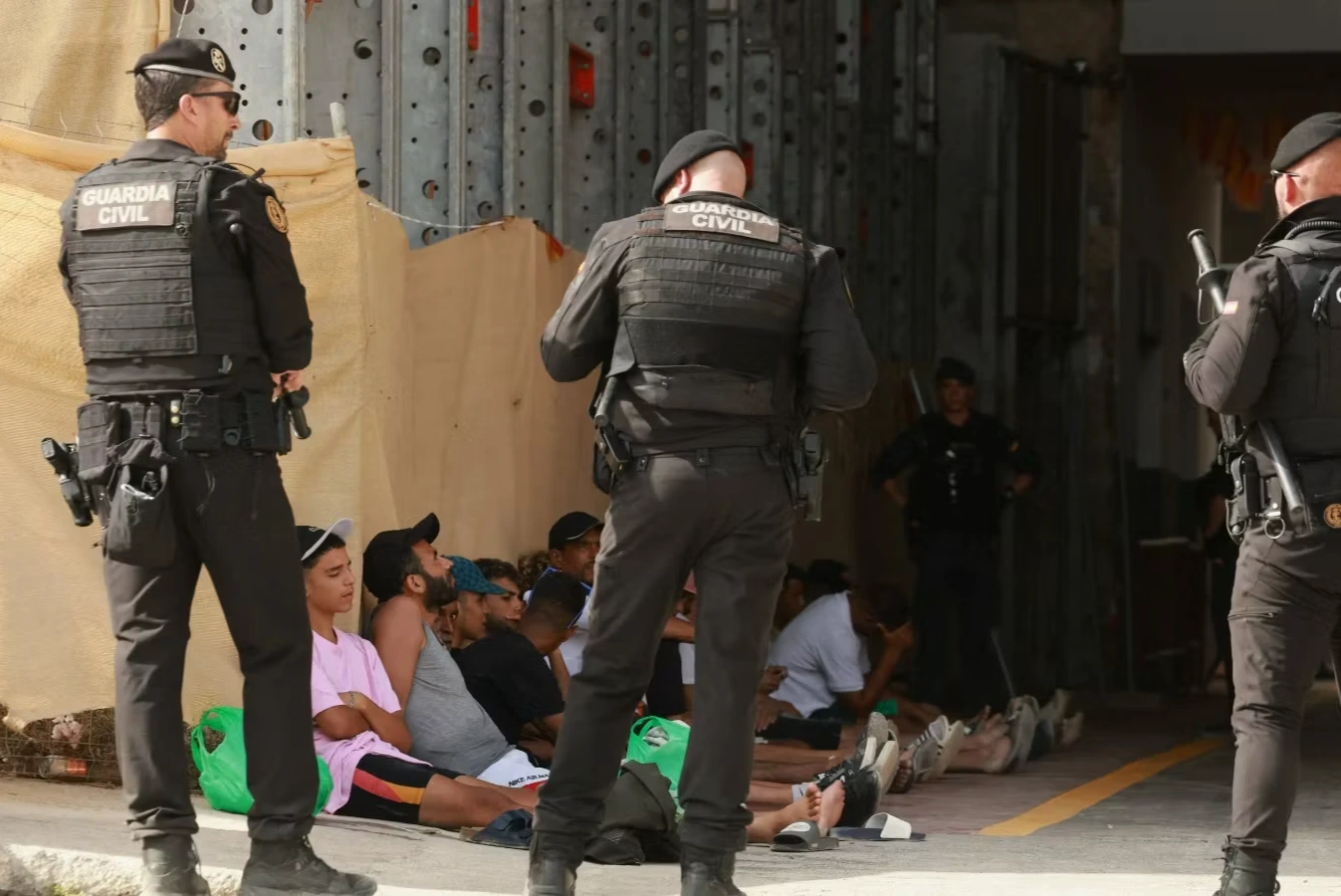 Cinco inmigrantes ilegales atacaron brutalmente a un policía español durante un intento de robo en Ceuta