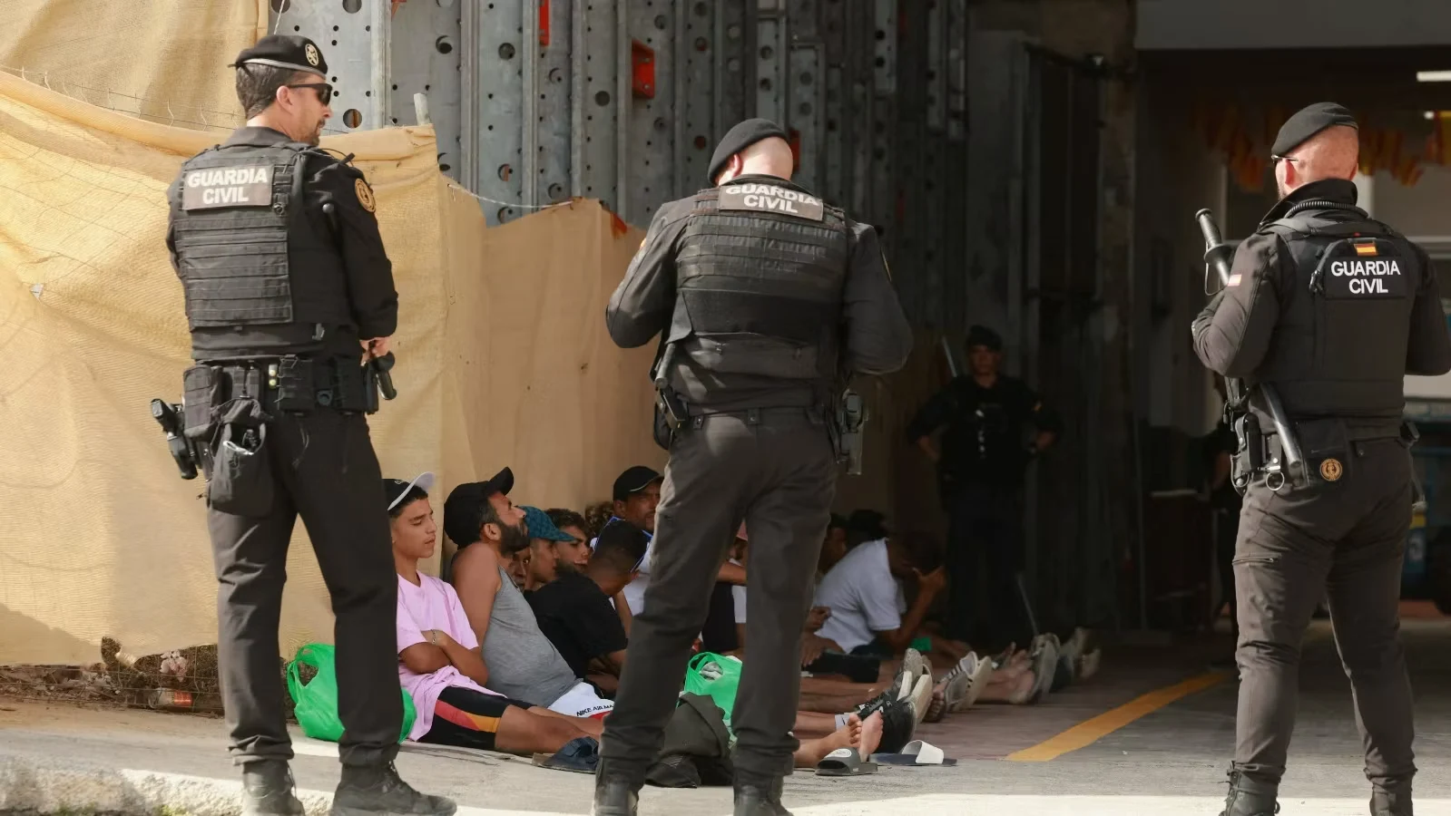 Miembros de la Guardia CIvil de Ceuta con inmigrantes ilegales