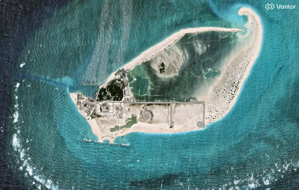 La isla artificial china en el arrecife Yagong