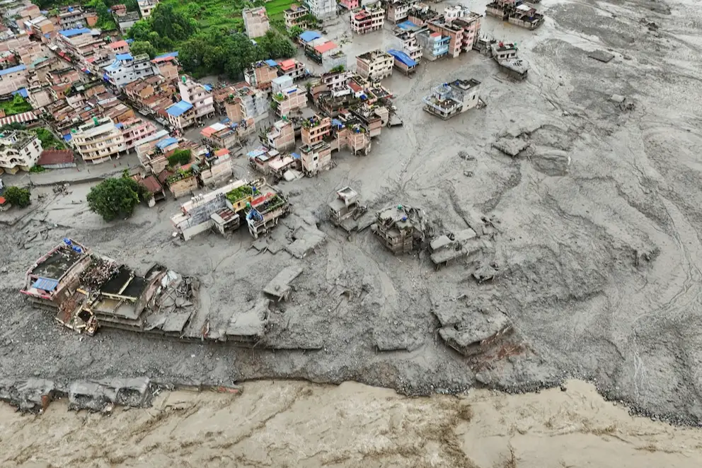 Nepal elevó a 392 los muertos y a 1400 los desaparecidos tras las inundaciones provocadas por el colapso de un glaciar