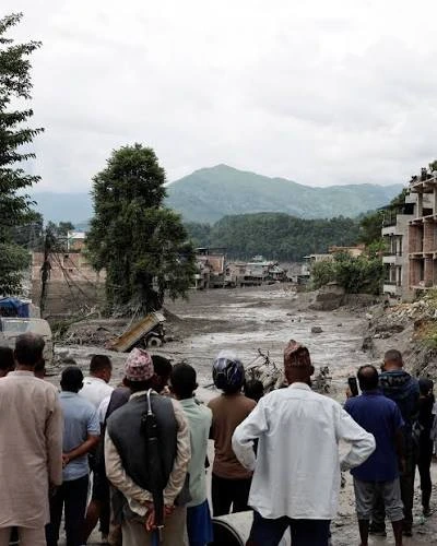 Vecinos de Nepal viendo el daño causado por la inundación