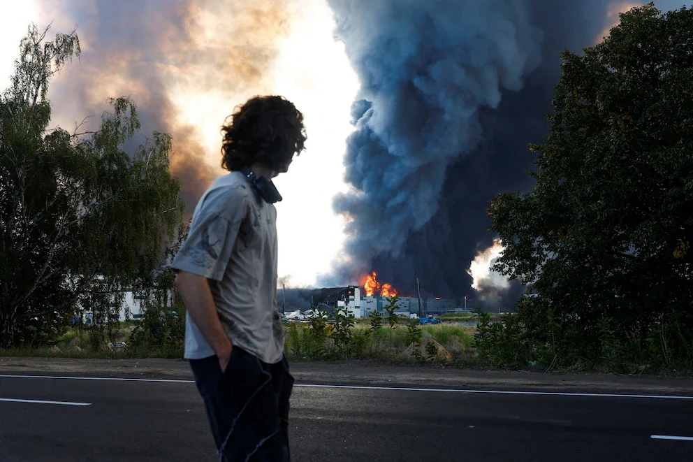 Un hombre observa la destrucción del ataque ruso