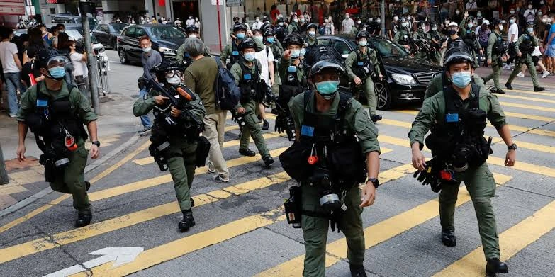 Policías del régimen chino en medio de una protesta en Hong Kong