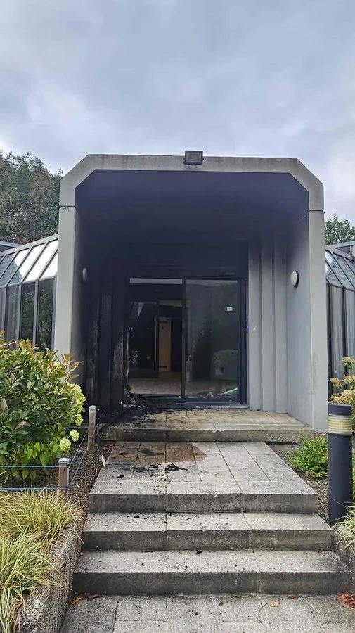 La entrada de la oficina después del ataque