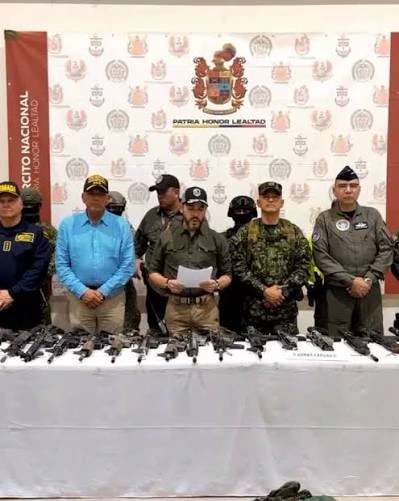 El presidente Abelardo de la Espriella junto a las armas recuperadas por el ejercito colombiano