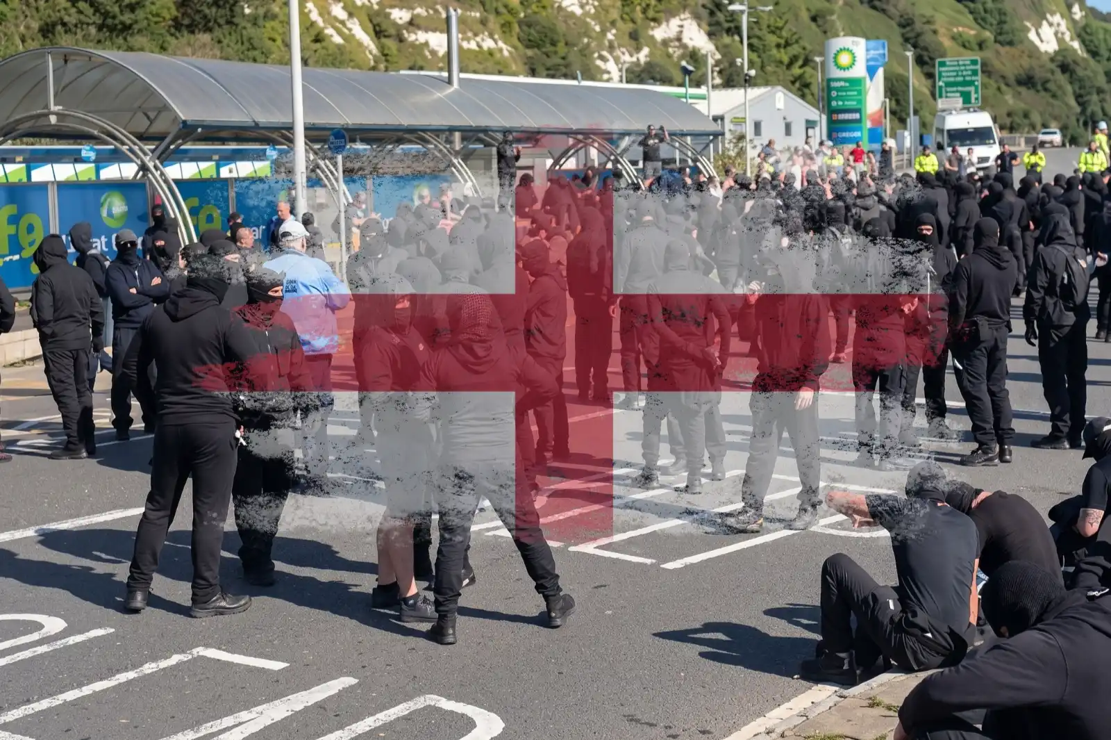 Miles de manifestantes bloquearon el puerto de Dover para intentar detener la invasión migratoria en Inglaterra