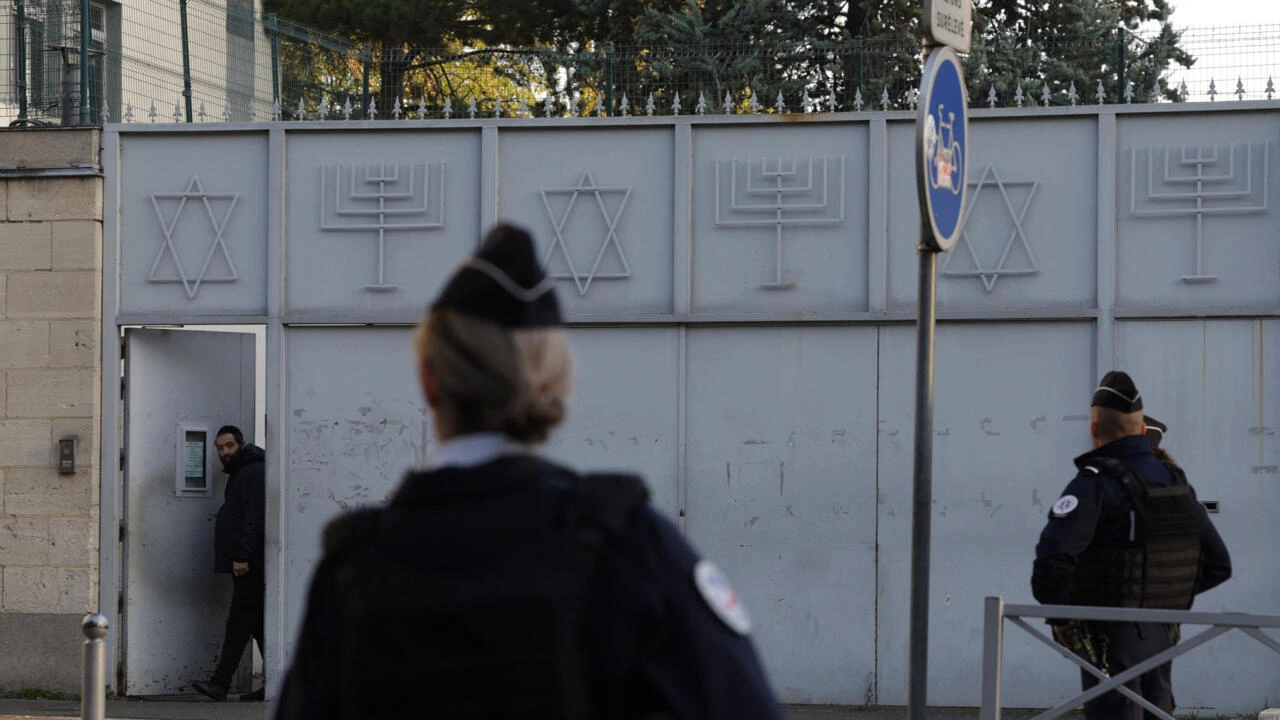 Policías francesas patrullando una comunidad judía en Francia