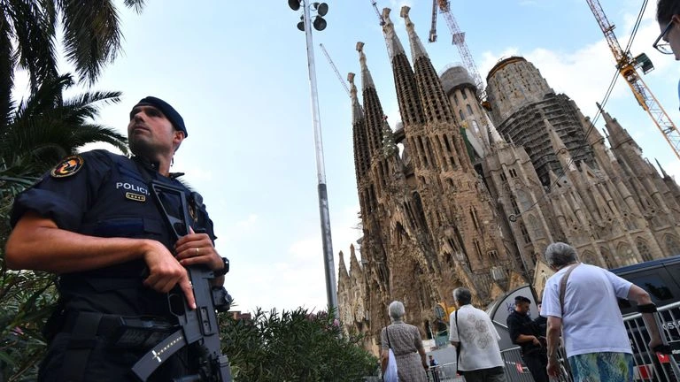 Policía español patrullando una iglesia católica