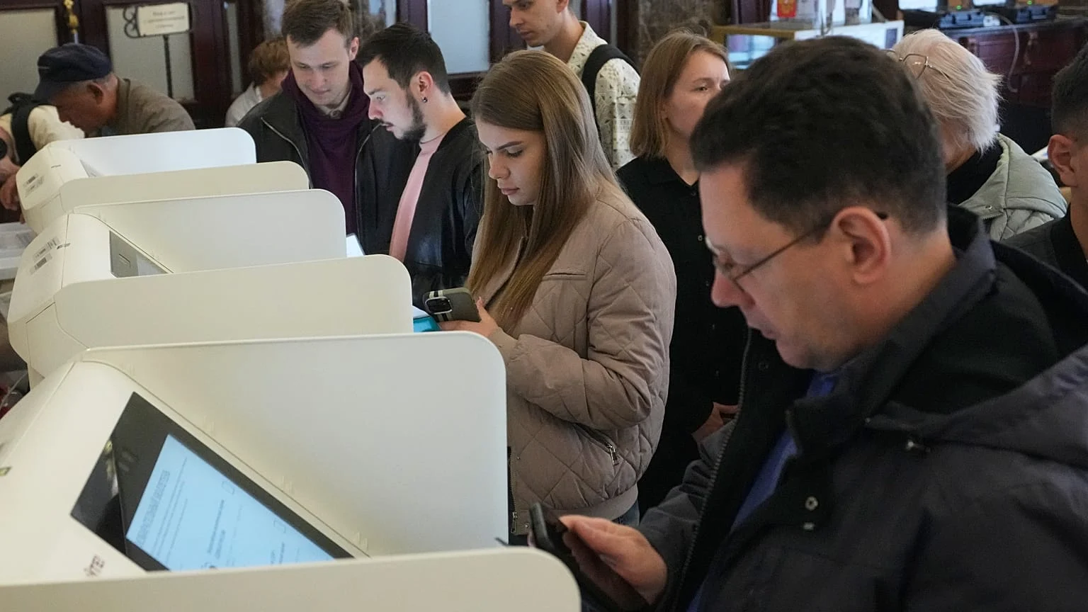Rusos votando en las elecciones legislativas