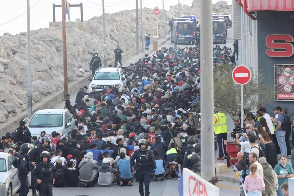 Inmigrantes ilegales en Ceuta siendo detenidos por la policía española