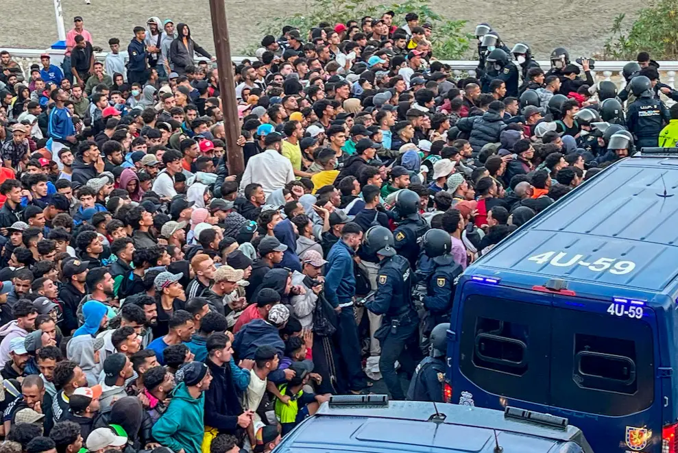 Tensión en Ceuta durante el traslado de inmigrantes ilegales al campamento del puerto de la ciudad