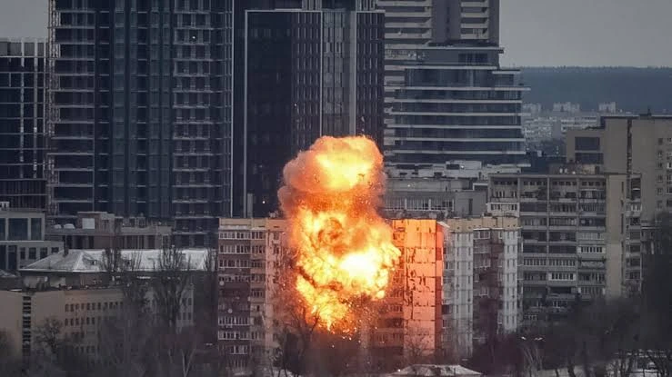 Un edificio de Kiev siendo bombardeado por Rusia