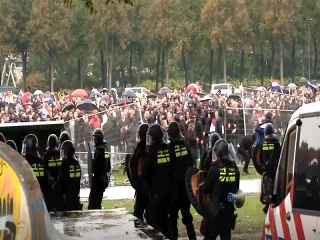 Policías holandeses frente a los manifestantes 