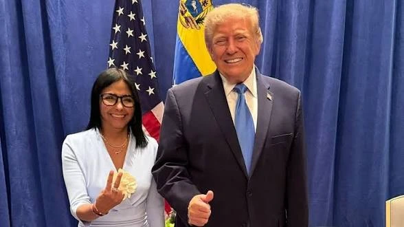 La dictadora interina venezolana Delcy Rodríguez junto al presidente Donald Trump