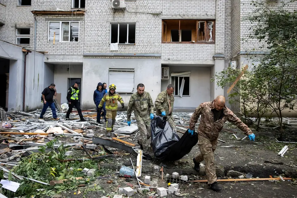 Socorristas de Kiev con una víctima de un ataque ruso en la capital ucraniana