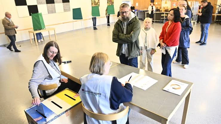 Suecos votando en las elecciones generales