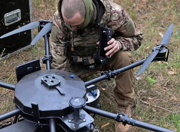 Un soldado ucraniano con un dron militar