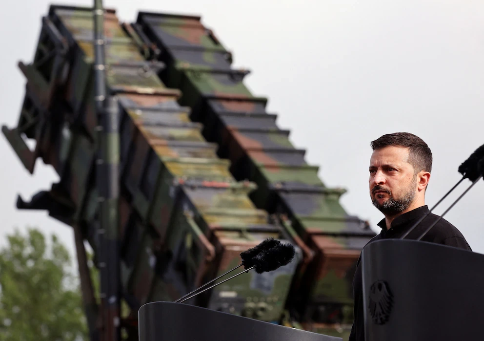 Volodimir Zelensky junto a los misiles antiaéreos Patriot