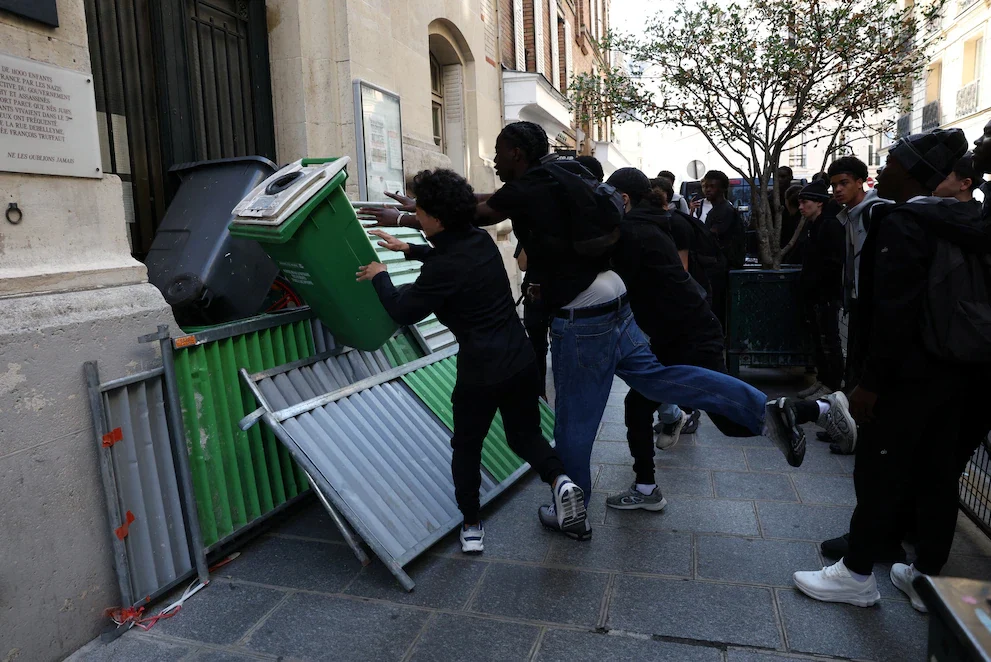 Inmigrantes ilegales franceses bloqueando la entrada a una institución educativa